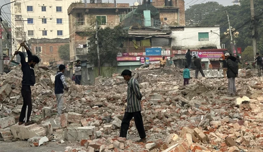 গুঁড়িয়ে দেওয়া হলো আওয়ামীলীগ কার্যালয়, ইট-রড খুলে নিচ্ছে লোকজন